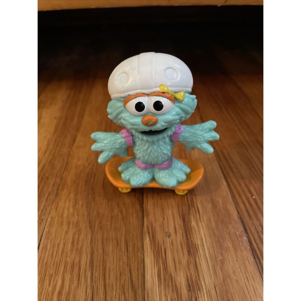 Sesame Street Rosita PVC Figurine‎ Skateboard 2011, 3 Inch